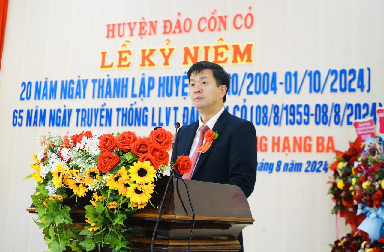 B&iacute; thư Tỉnh ủy Quảng Trị L&ecirc; Quang T&ugrave;ng cho rằng hai mươi năm th&agrave;nh lập chưa phải l&agrave; d&agrave;i, nhưng huyện đảo Cồn Cỏ đ&atilde; vượt qua được những kh&oacute; khăn ban đầu, tranh thủ ngoại lực, ph&aacute;t huy nội lực để tự tin ph&aacute;t triển - Ảnh: C.N